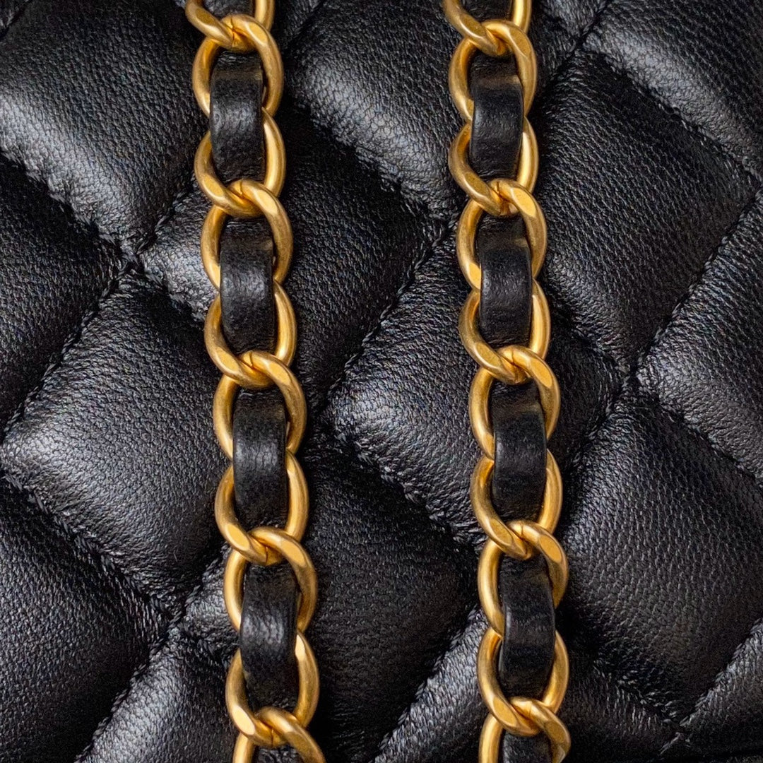 TROUSSE DE VANITY CC 17 CM EN CUIR D'AGNEAU NOIR QUINCAILLERIE DORÉ