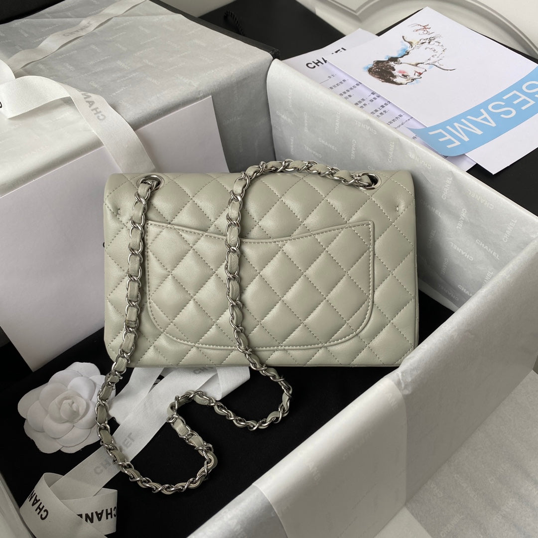 MEDIUM CLASSIC FLAP BAG 23CM LIGHT GREY LAMBSKIN SILVER HARDWARE