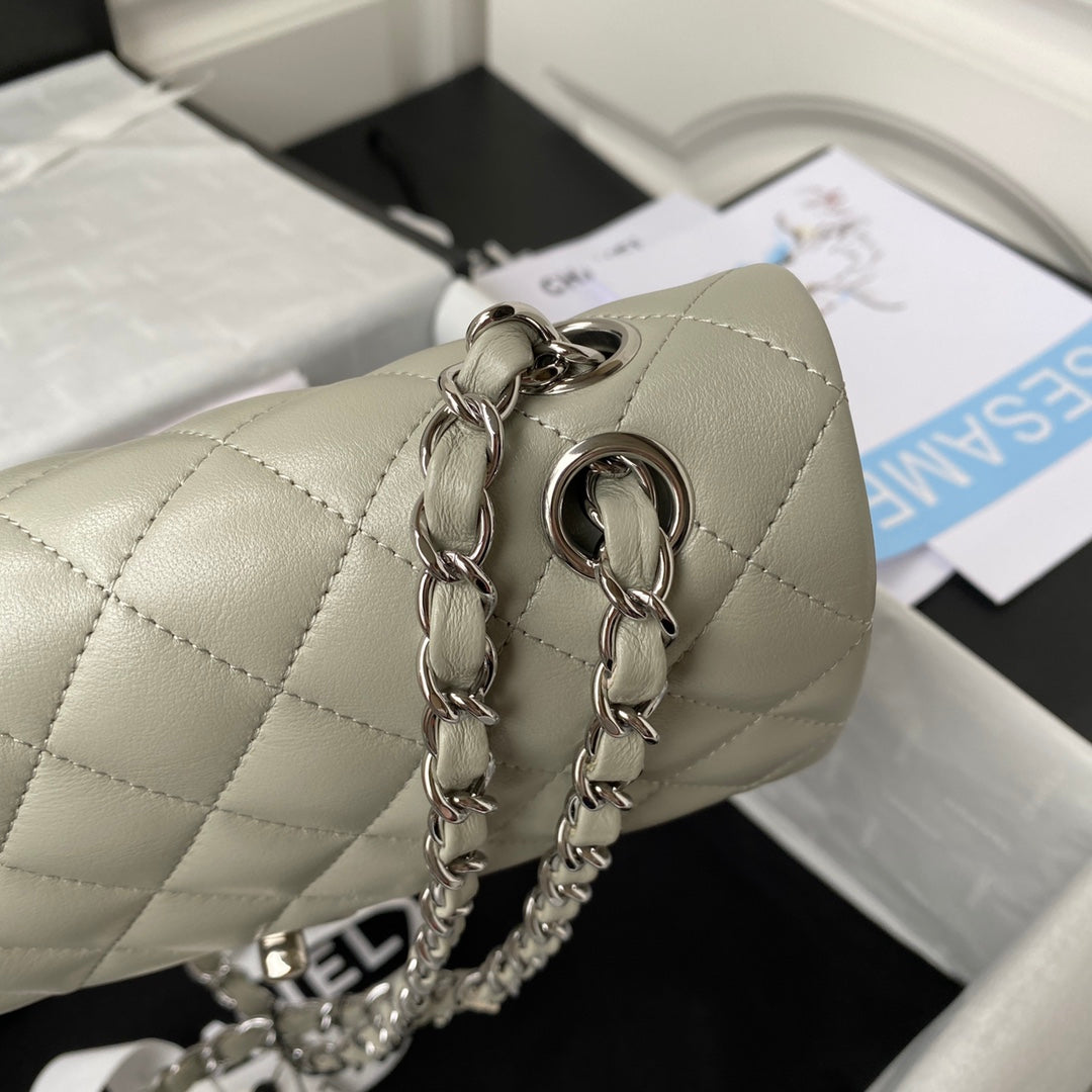 MEDIUM CLASSIC FLAP BAG 23CM LIGHT GREY LAMBSKIN SILVER HARDWARE