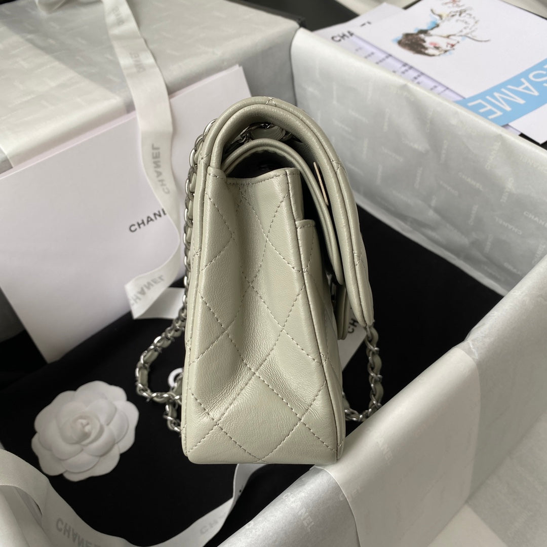 MEDIUM CLASSIC FLAP BAG 23CM LIGHT GREY LAMBSKIN SILVER HARDWARE