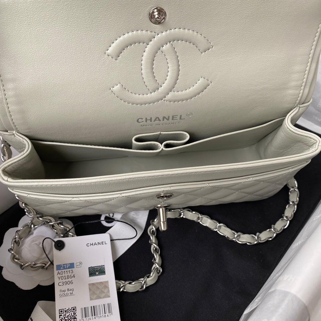 SAC À RABAT CLASSIQUE MOYEN 23 CM CUIR D'AGNEAU GRIS CLAIR QUINCAILLERIE ARGENTÉE 