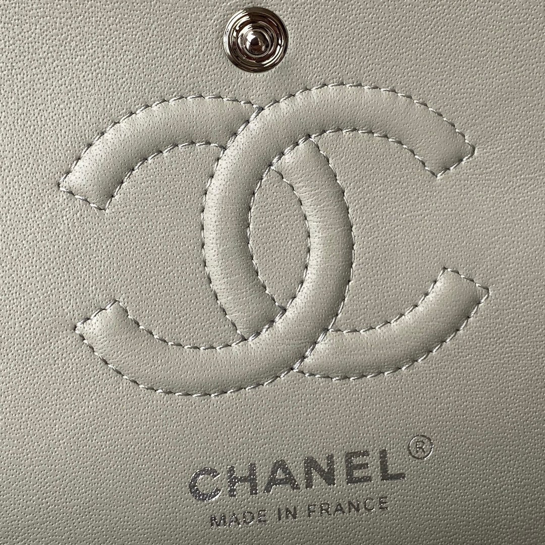 SAC À RABAT CLASSIQUE MOYEN 23 CM CUIR D'AGNEAU GRIS CLAIR QUINCAILLERIE ARGENTÉE 