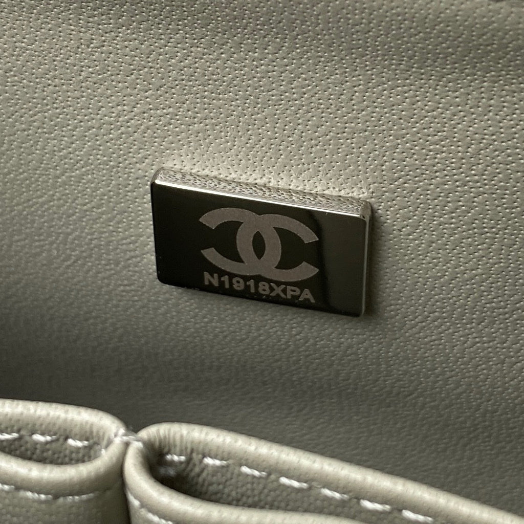 SAC À RABAT CLASSIQUE MOYEN 23 CM CUIR D'AGNEAU GRIS CLAIR QUINCAILLERIE ARGENTÉE 