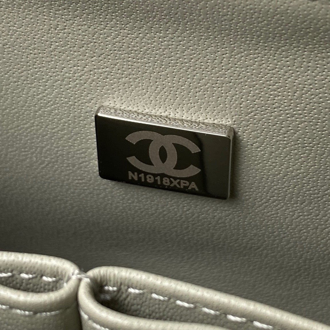 SAC À RABAT CLASSIQUE MOYEN 23 CM CUIR D'AGNEAU GRIS CLAIR QUINCAILLERIE ARGENTÉE 