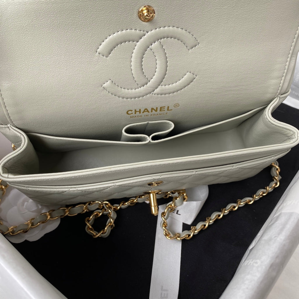 SAC À RABAT CLASSIQUE MOYEN 23 CM CUIR D'AGNEAU GRIS CLAIR QUINCAILLERIE DORÉ 
