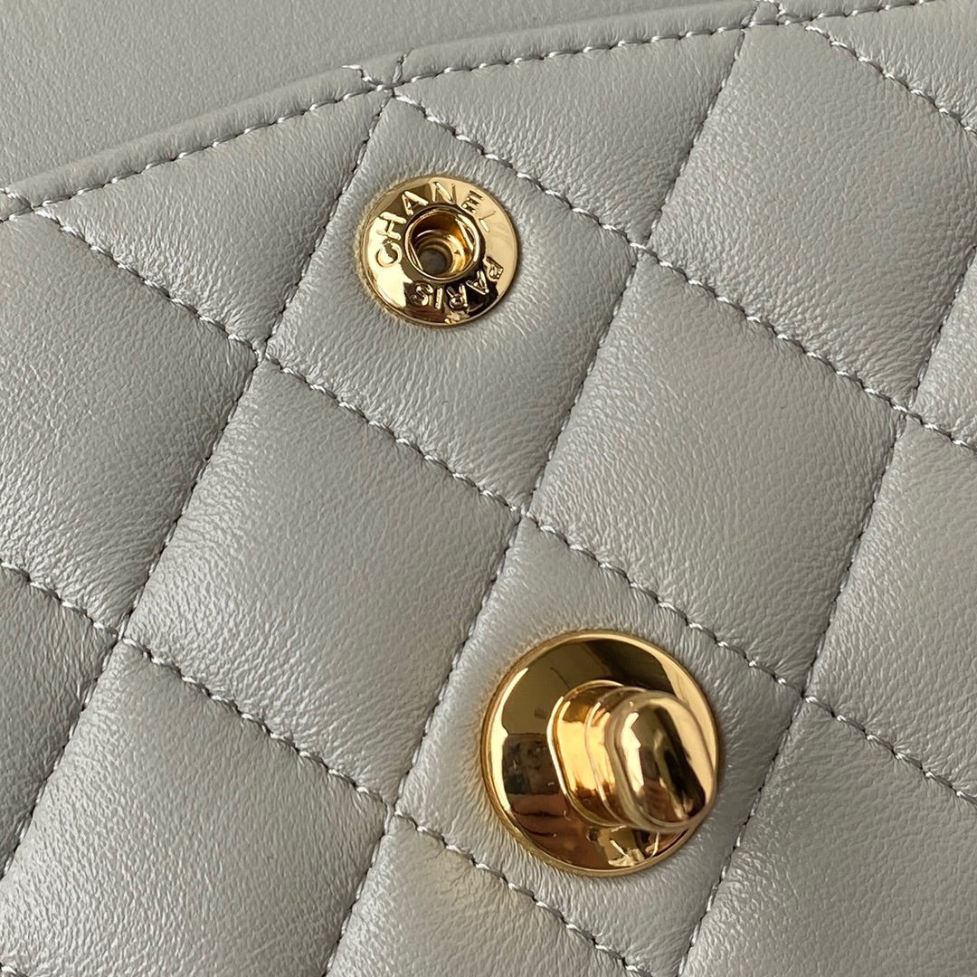 SAC À RABAT CLASSIQUE MOYEN 23 CM CUIR D'AGNEAU GRIS CLAIR QUINCAILLERIE DORÉ 