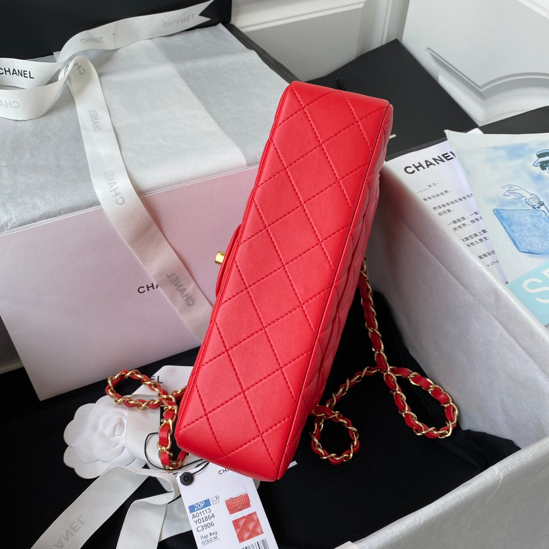 SAC À RABAT CLASSIQUE MOYEN 23 CM EN CUIR D'AGNEAU ROUGE QUINCAILLERIE DORÉ 