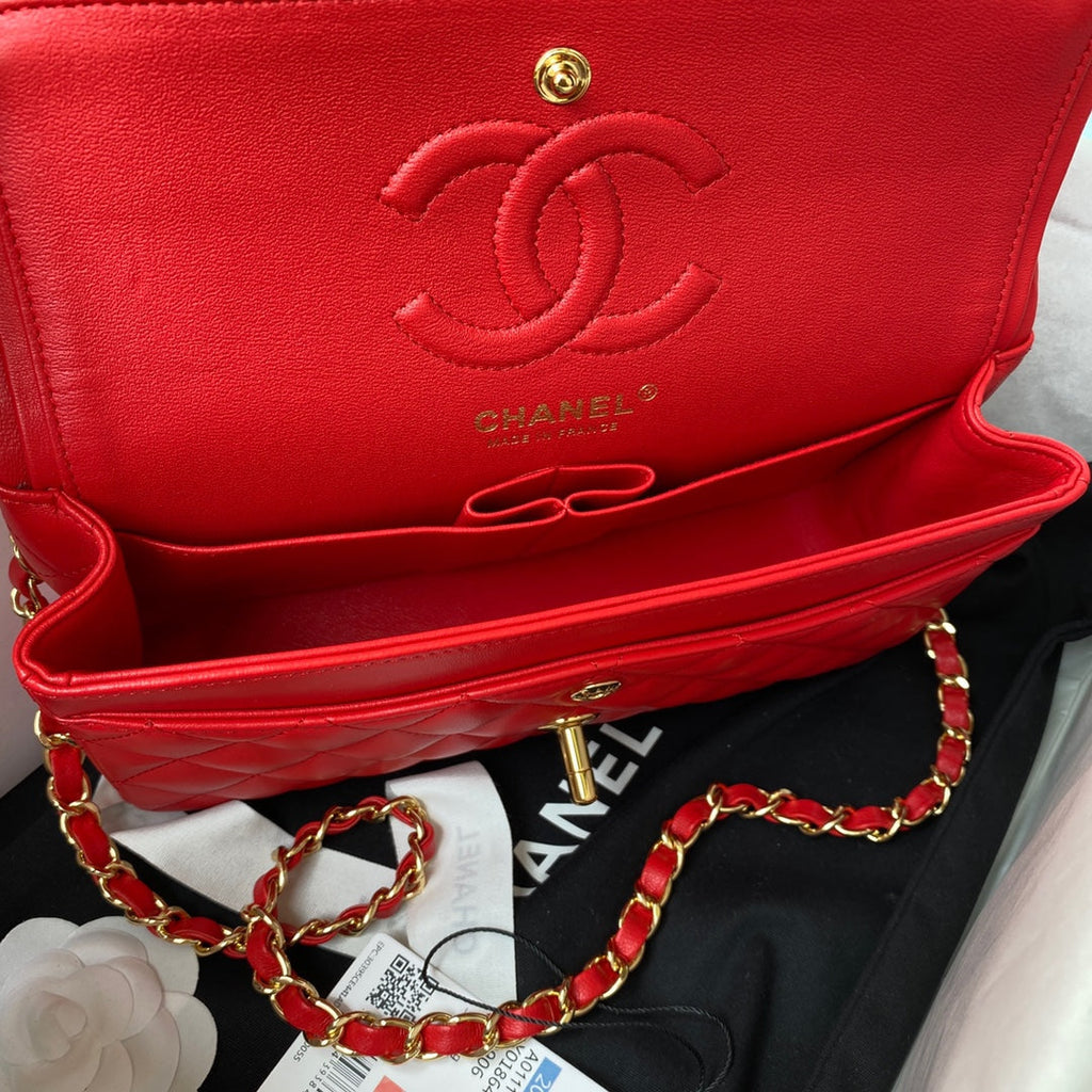 SAC À RABAT CLASSIQUE MOYEN 23 CM EN CUIR D'AGNEAU ROUGE QUINCAILLERIE DORÉ 