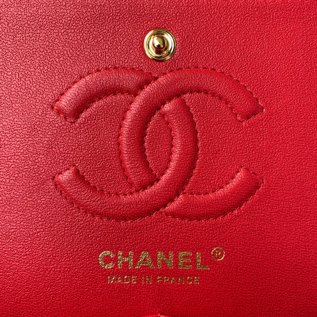 SAC À RABAT CLASSIQUE MOYEN 23 CM EN CUIR D'AGNEAU ROUGE QUINCAILLERIE DORÉ 