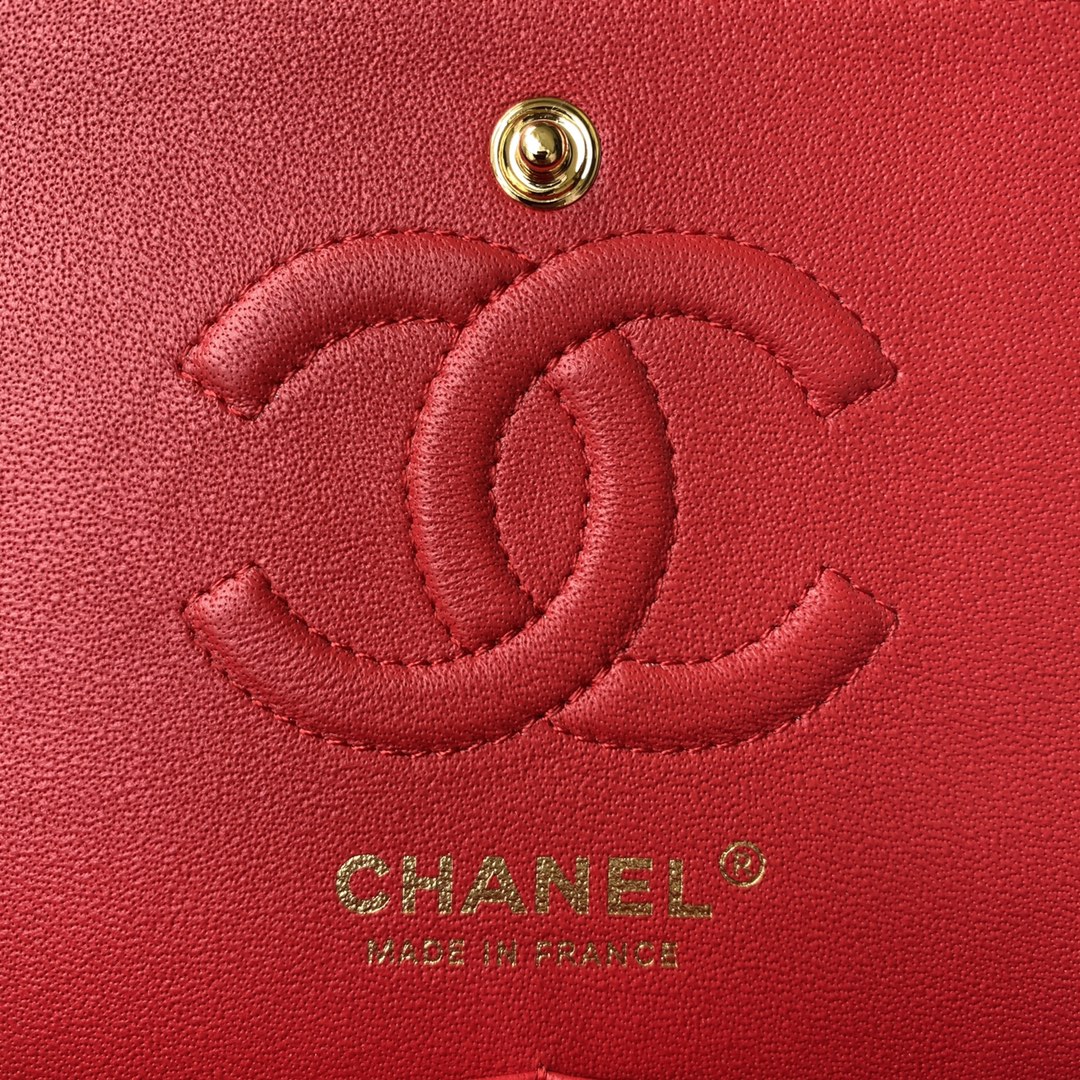 SAC À RABAT CLASSIQUE MOYEN 23 CM EN CUIR D'AGNEAU ROUGE QUINCAILLERIE DORÉ 