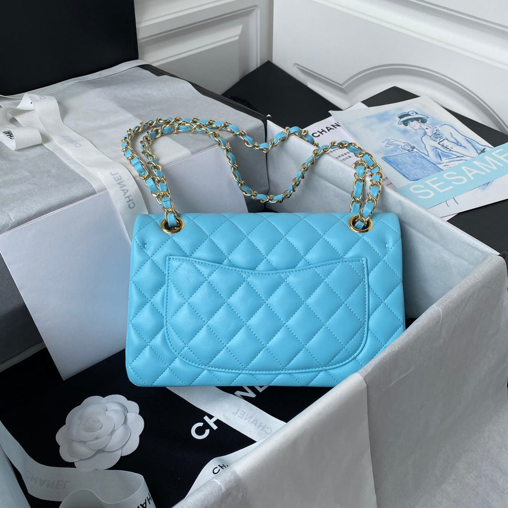 SAC À RABAT CLASSIQUE MOYEN 23 CM EN CUIR D'AGNEAU BLEU CIEL QUINCAILLERIE DORÉE 