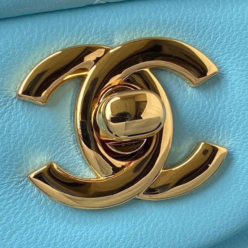 SAC À RABAT CLASSIQUE MOYEN 23 CM EN CUIR D'AGNEAU BLEU CIEL QUINCAILLERIE DORÉE 