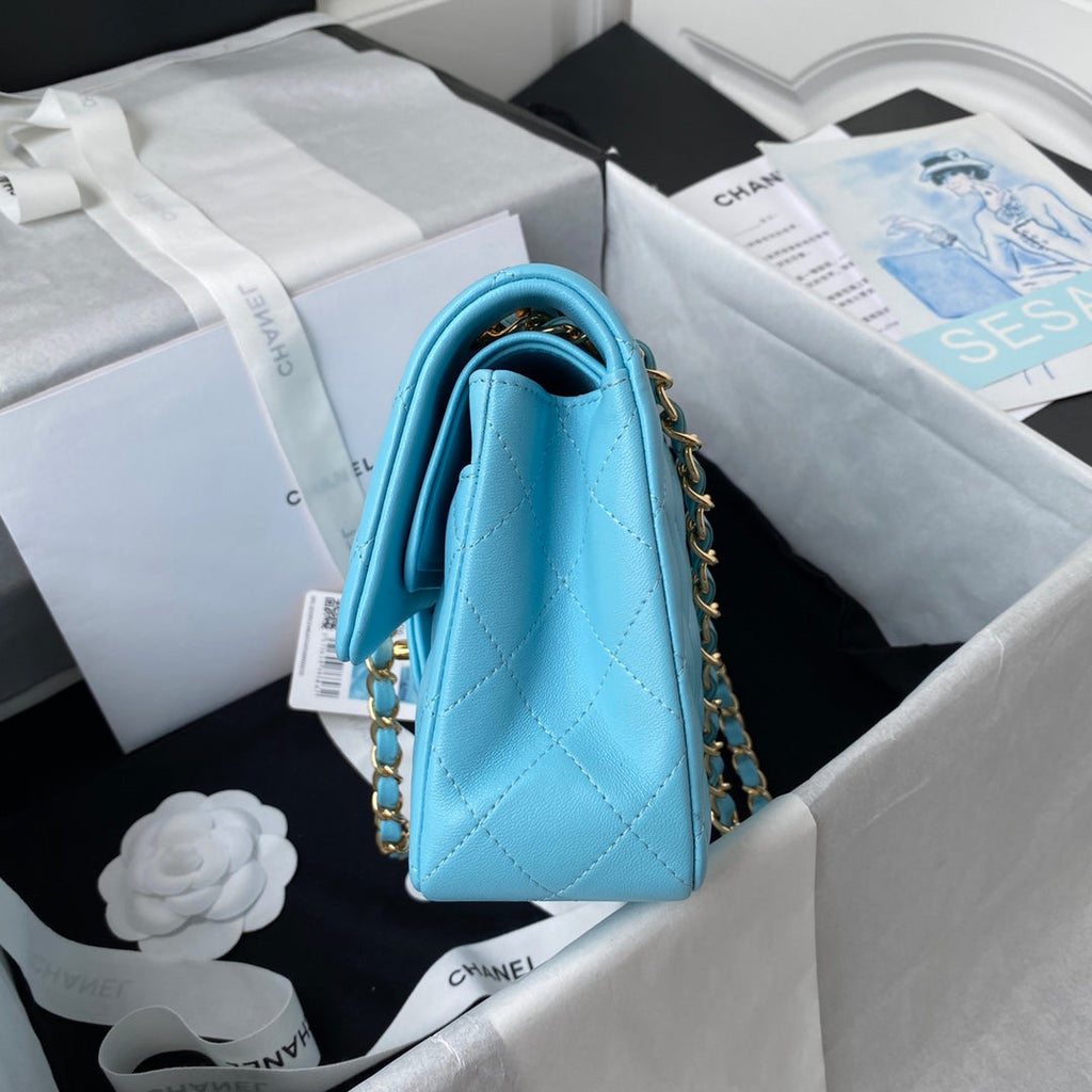 SAC À RABAT CLASSIQUE MOYEN 23 CM EN CUIR D'AGNEAU BLEU CIEL QUINCAILLERIE DORÉE 