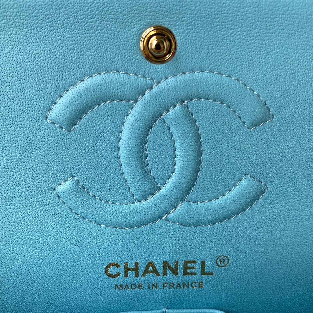 SAC À RABAT CLASSIQUE MOYEN 23 CM EN CUIR D'AGNEAU BLEU CIEL QUINCAILLERIE DORÉE 