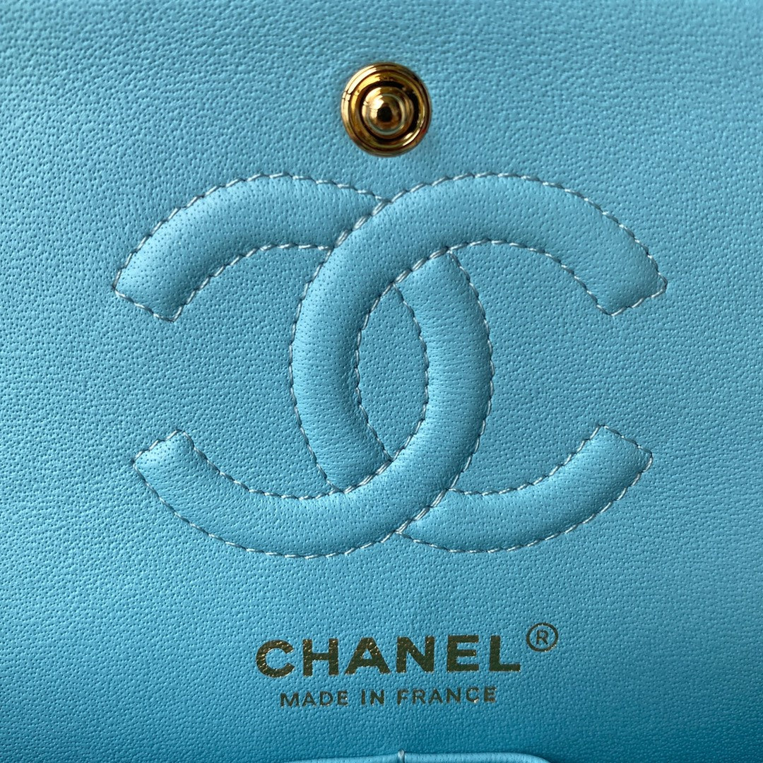 SAC À RABAT CLASSIQUE MOYEN 23 CM EN CUIR D'AGNEAU BLEU CIEL QUINCAILLERIE DORÉE 