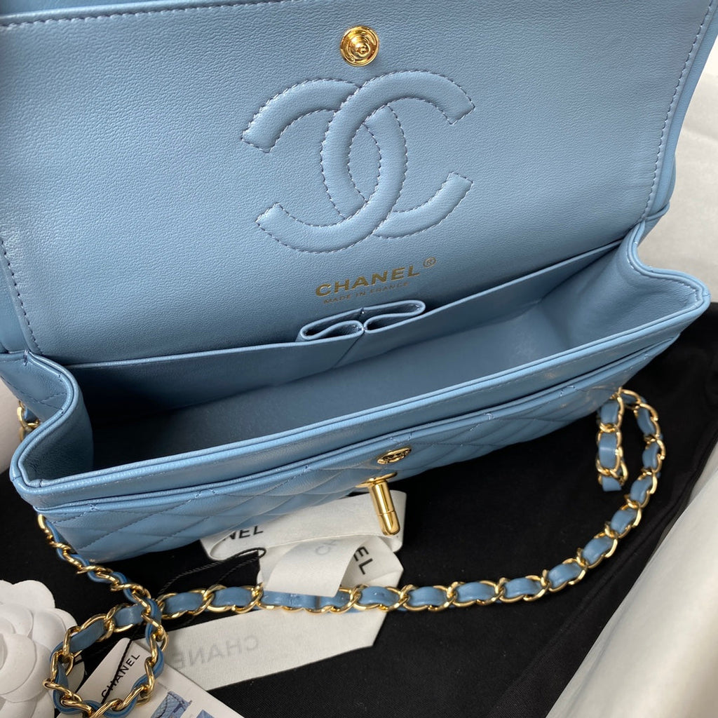 SAC À RABAT CLASSIQUE MOYEN 23 CM EN CUIR D'AGNEAU BLEU QUINCAILLERIE DORÉE 