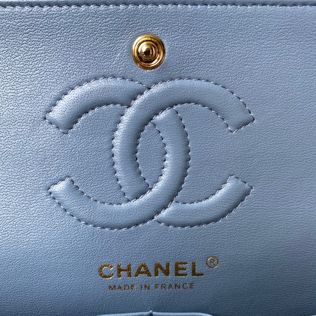 SAC À RABAT CLASSIQUE MOYEN 23 CM EN CUIR D'AGNEAU BLEU QUINCAILLERIE DORÉE 