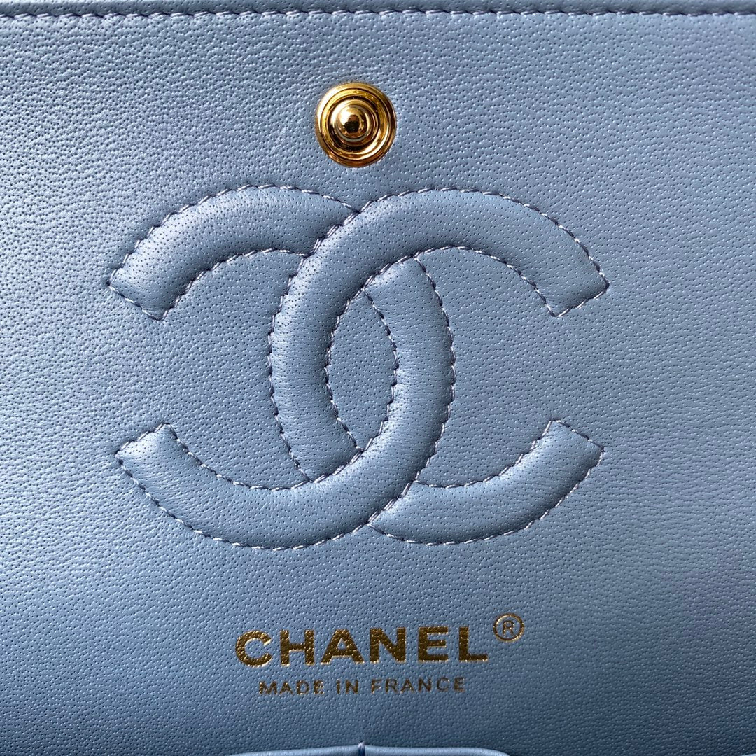 SAC À RABAT CLASSIQUE MOYEN 23 CM EN CUIR D'AGNEAU BLEU QUINCAILLERIE DORÉE 