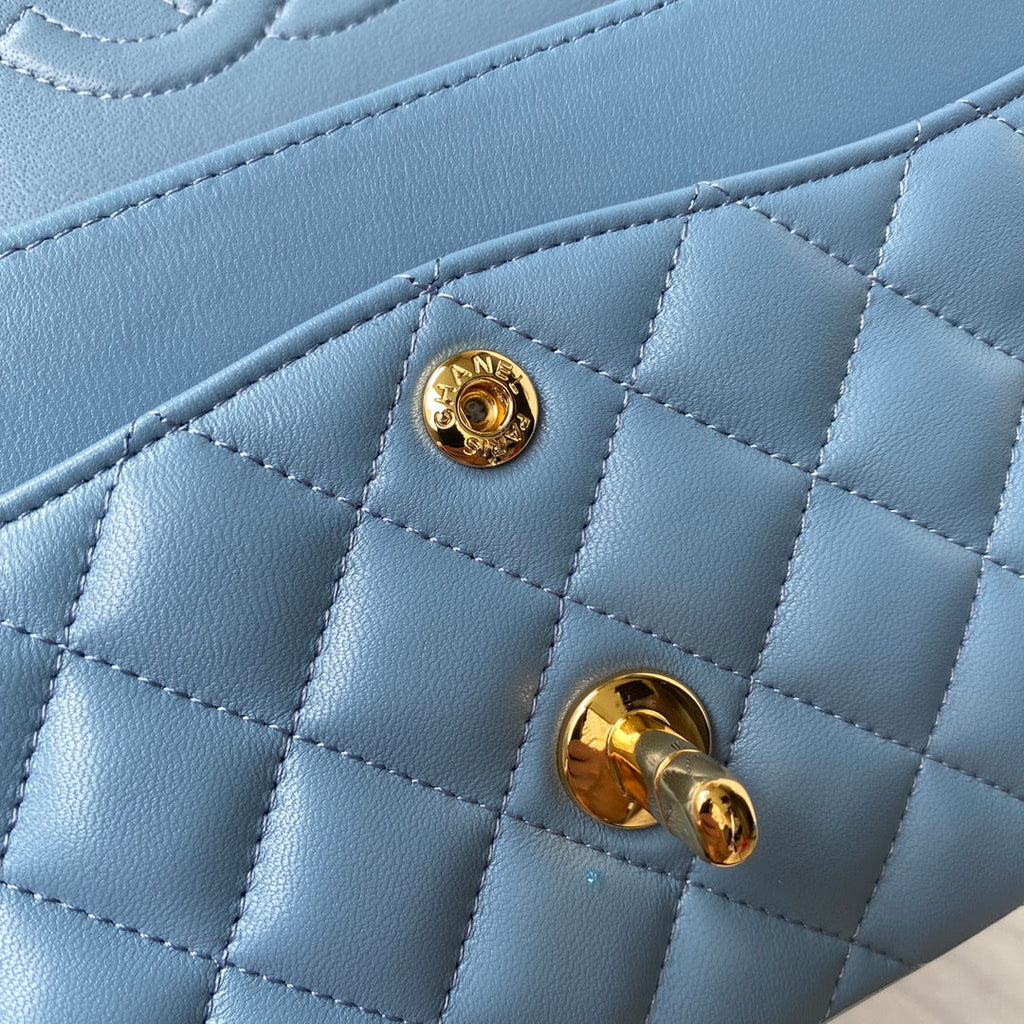 SAC À RABAT CLASSIQUE MOYEN 23 CM EN CUIR D'AGNEAU BLEU QUINCAILLERIE DORÉE 