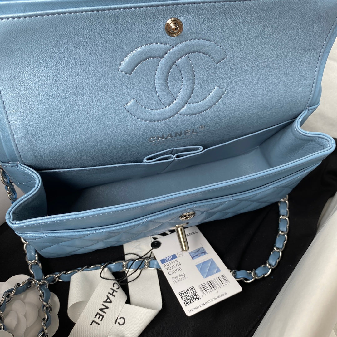 SAC À RABAT CLASSIQUE MOYEN 23 CM EN CUIR D'AGNEAU BLEU QUINCAILLERIE ARGENTÉE 