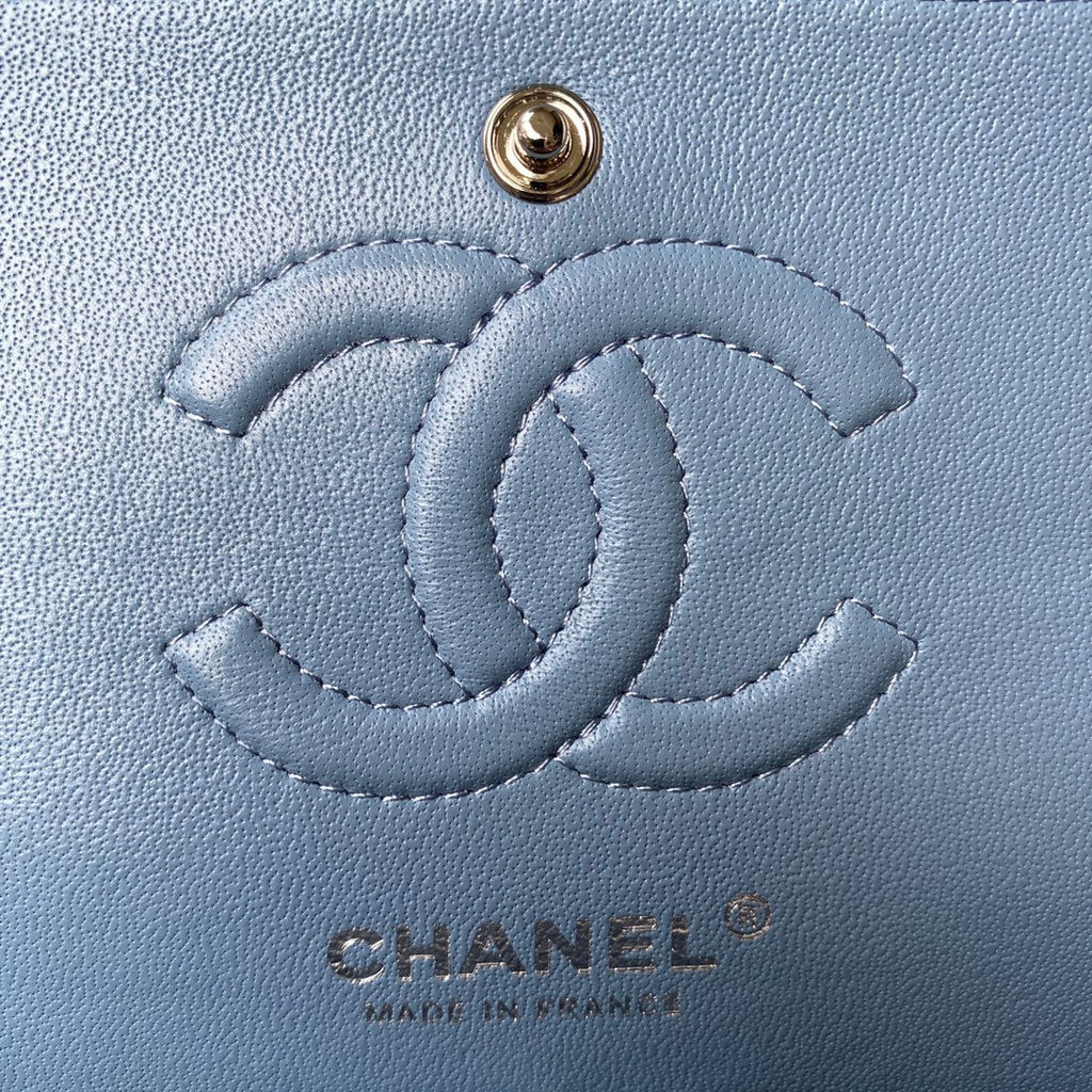 SAC À RABAT CLASSIQUE MOYEN 23 CM EN CUIR D'AGNEAU BLEU QUINCAILLERIE ARGENTÉE 