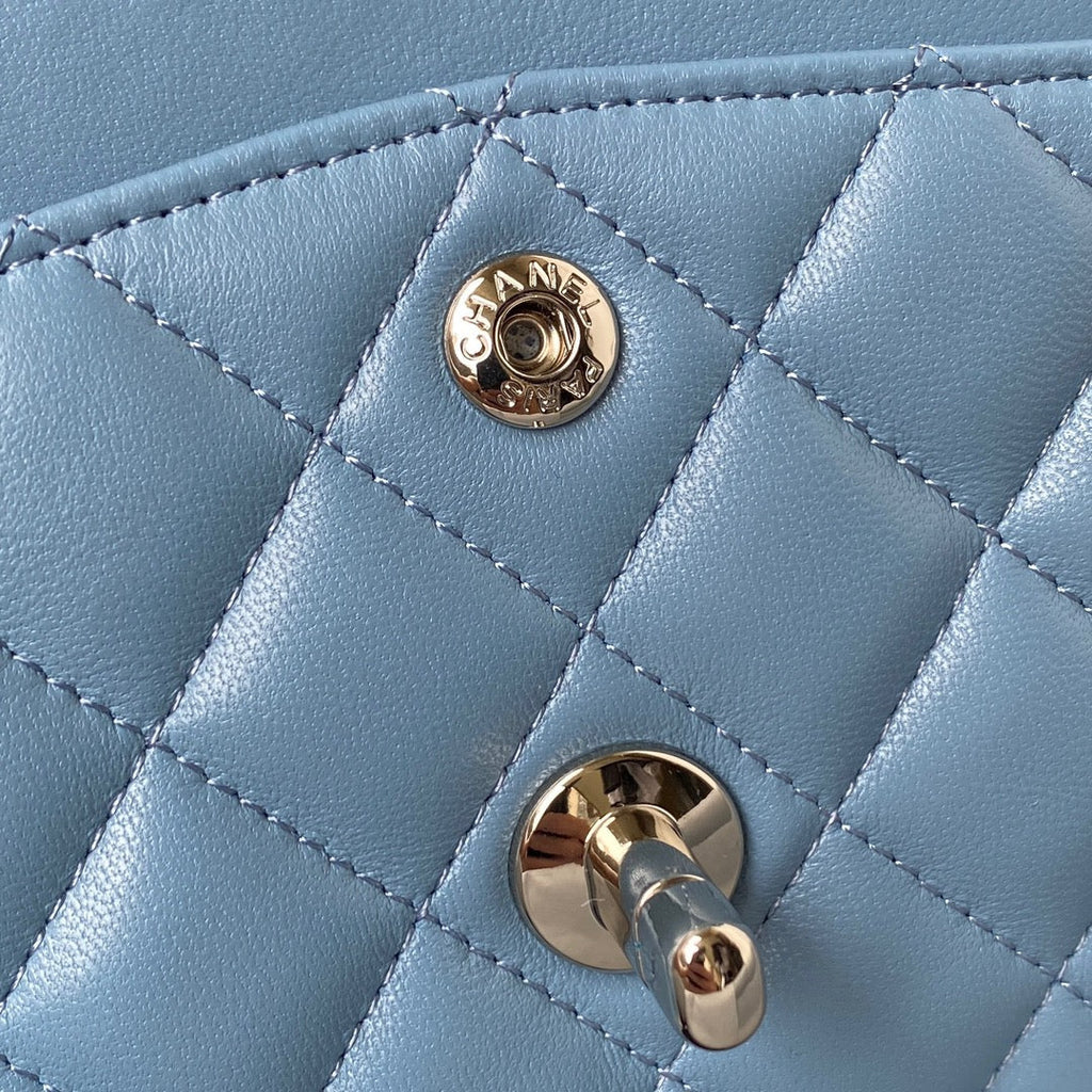 SAC À RABAT CLASSIQUE MOYEN 23 CM EN CUIR D'AGNEAU BLEU QUINCAILLERIE ARGENTÉE 
