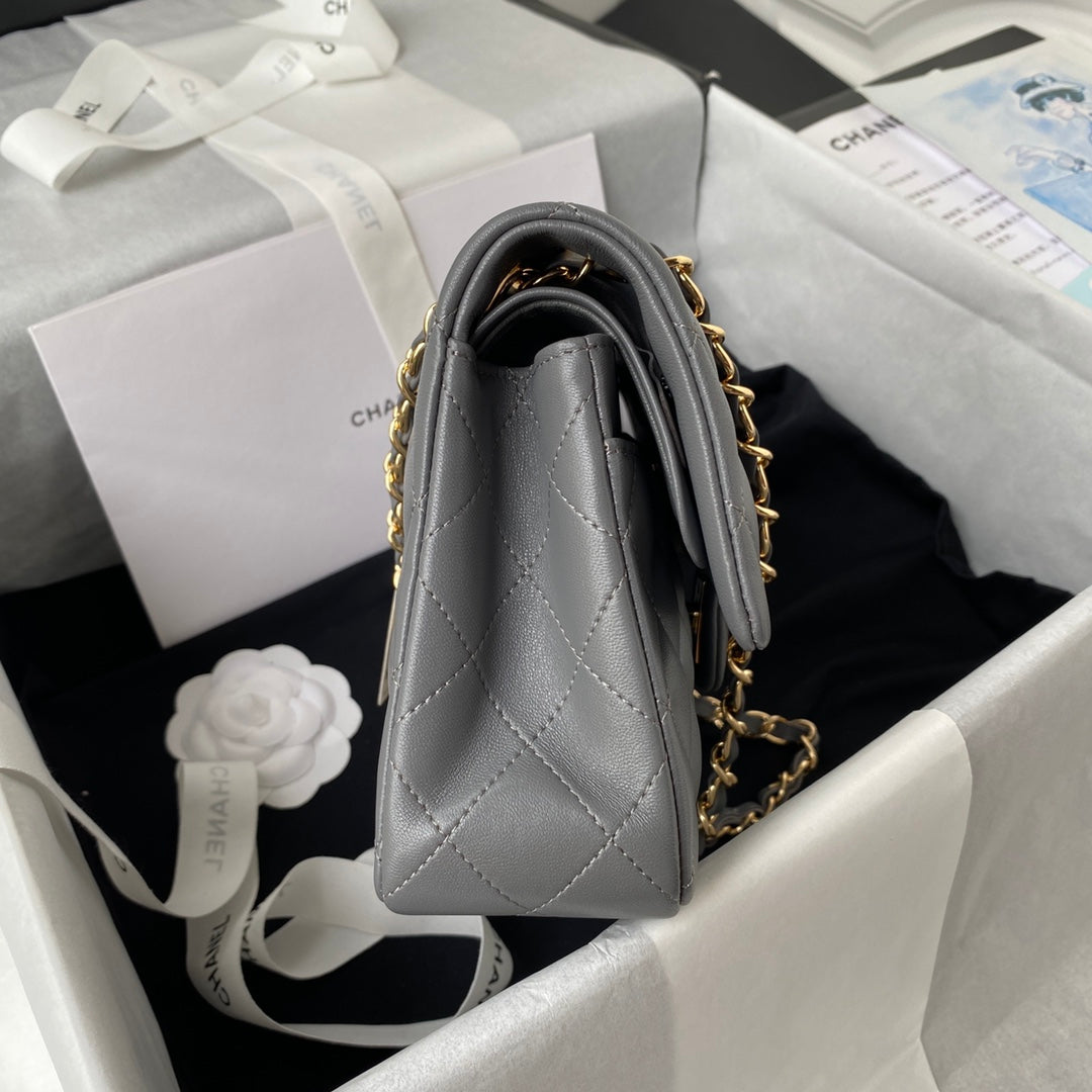 MEDIUM CLASSIC FLAP BAG 23CM GREY LAMBSKIN GOLD HARDWARE