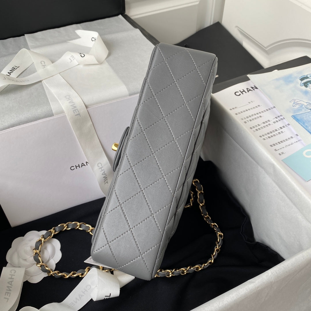 SAC À RABAT CLASSIQUE MOYEN 23 CM CUIR D'AGNEAU GRIS QUINCAILLERIE DORÉ 