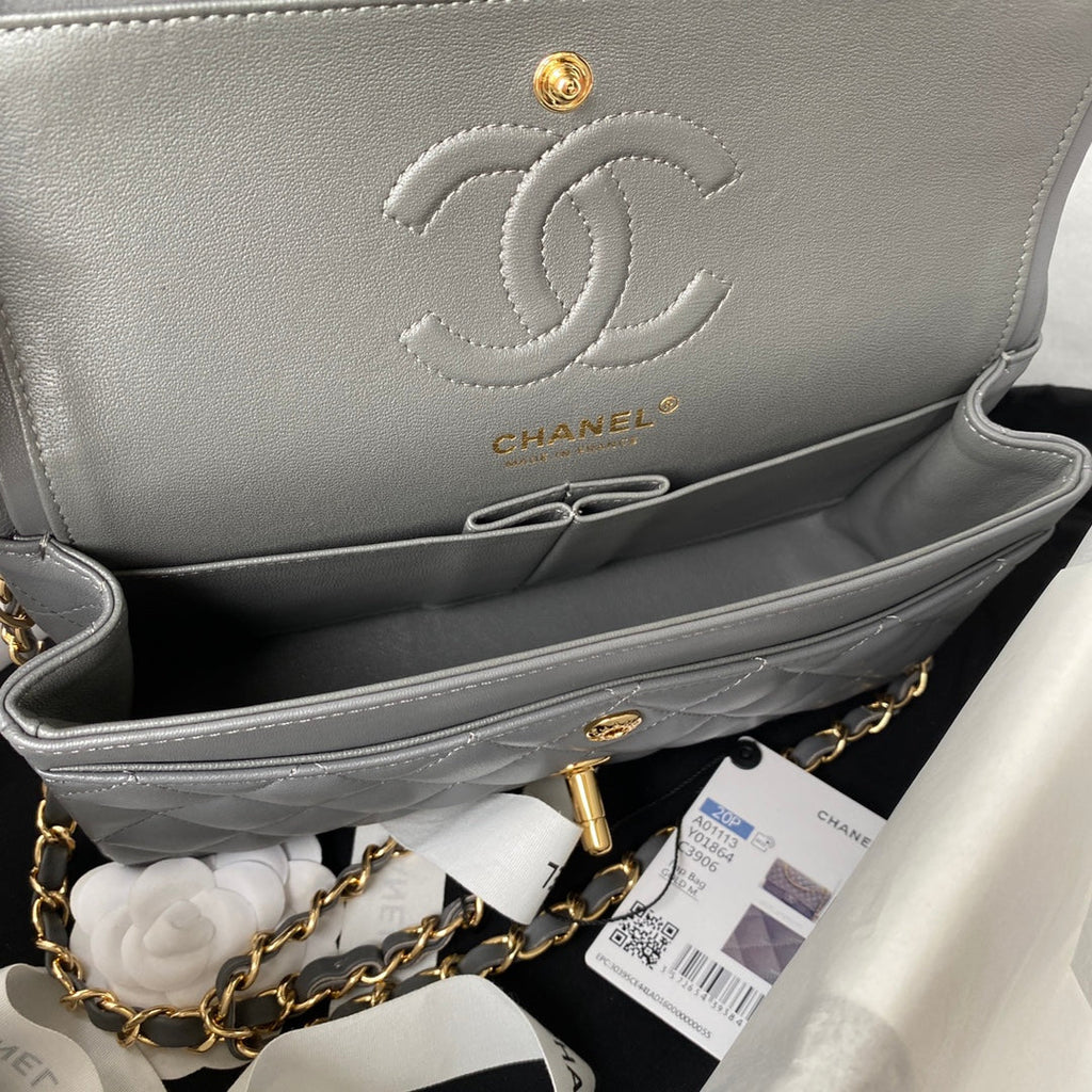 SAC À RABAT CLASSIQUE MOYEN 23 CM CUIR D'AGNEAU GRIS QUINCAILLERIE DORÉ 