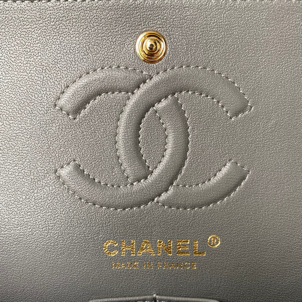SAC À RABAT CLASSIQUE MOYEN 23 CM CUIR D'AGNEAU GRIS QUINCAILLERIE DORÉ 