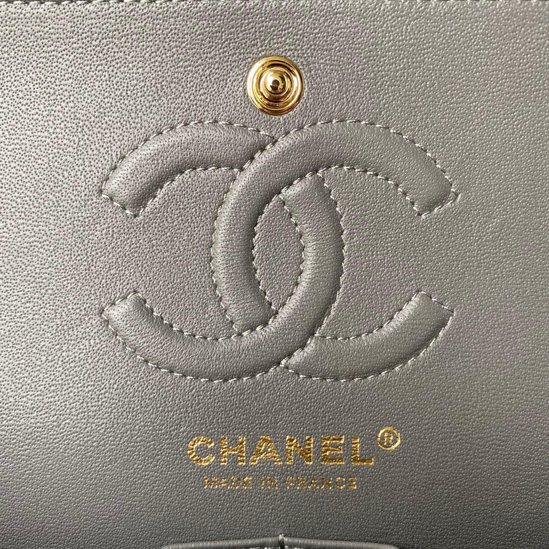 SAC À RABAT CLASSIQUE MOYEN 23 CM CUIR D'AGNEAU GRIS QUINCAILLERIE DORÉ 
