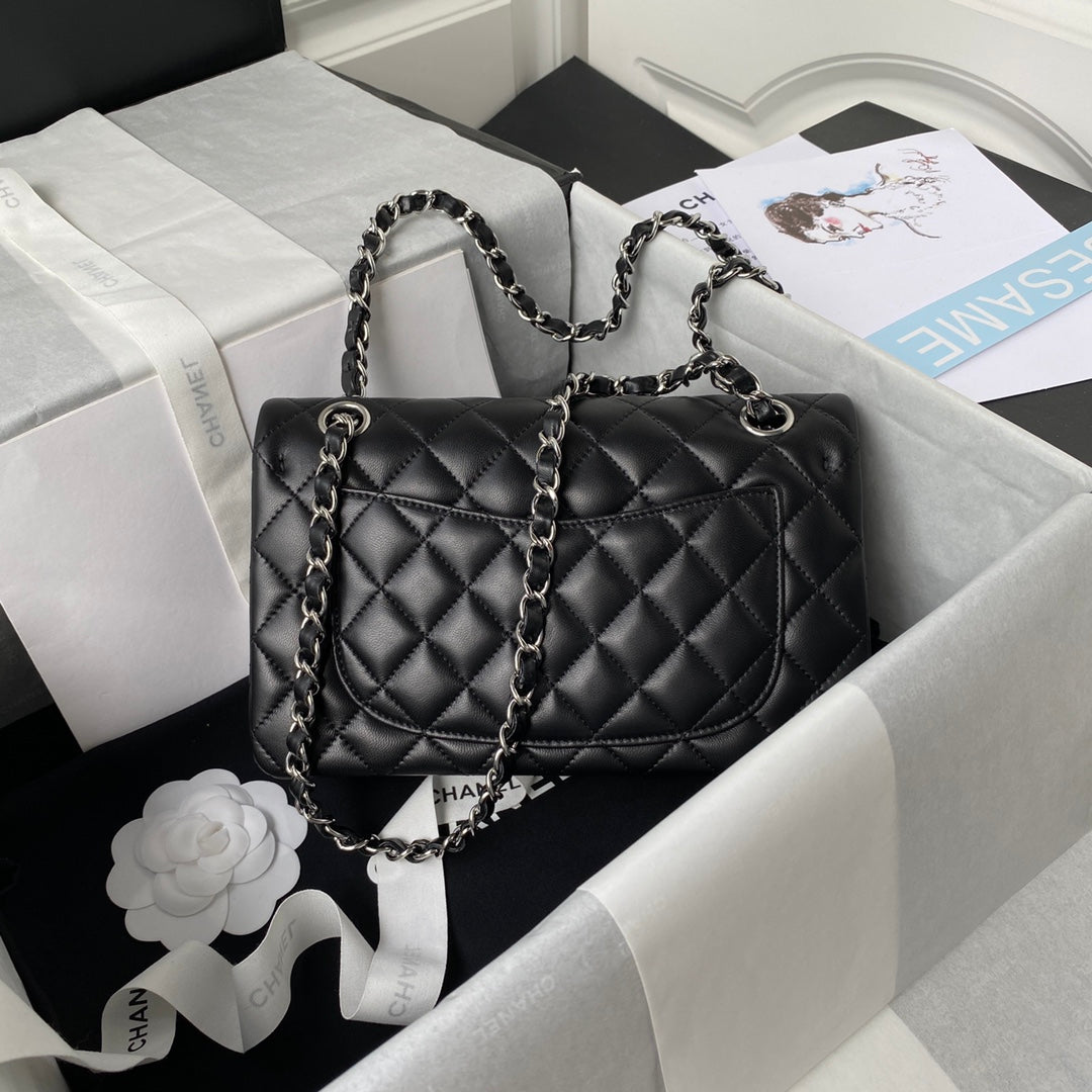 MEDIUM CLASSIC FLAP BAG 23CM BLACK LAMBSKIN SILVER HARDWARE