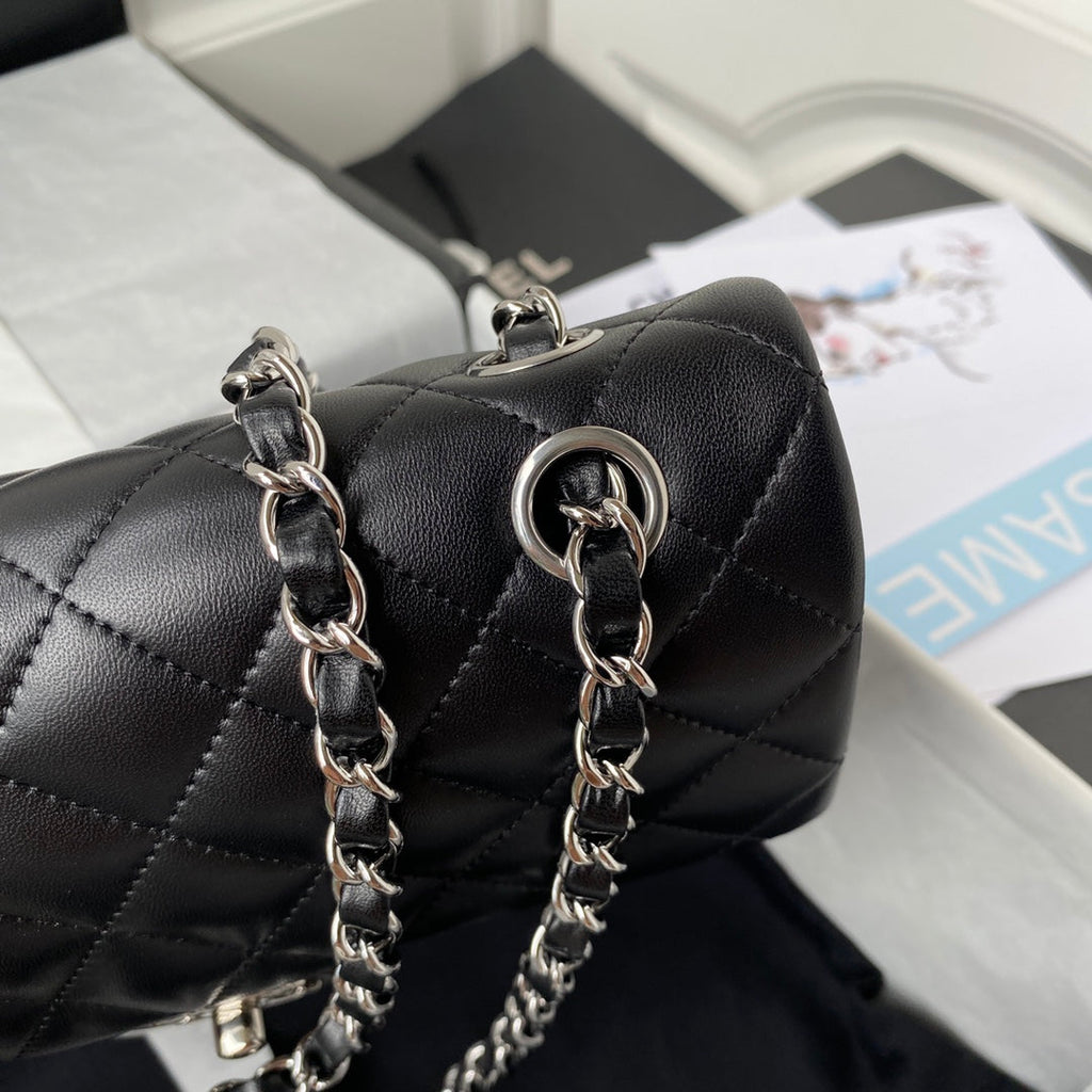 MEDIUM CLASSIC FLAP BAG 23CM BLACK LAMBSKIN SILVER HARDWARE