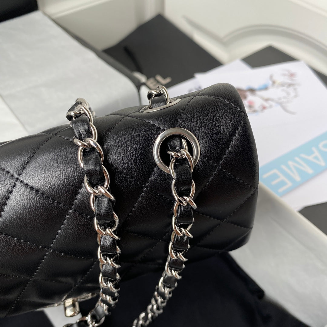 MEDIUM CLASSIC FLAP BAG 23CM BLACK LAMBSKIN SILVER HARDWARE