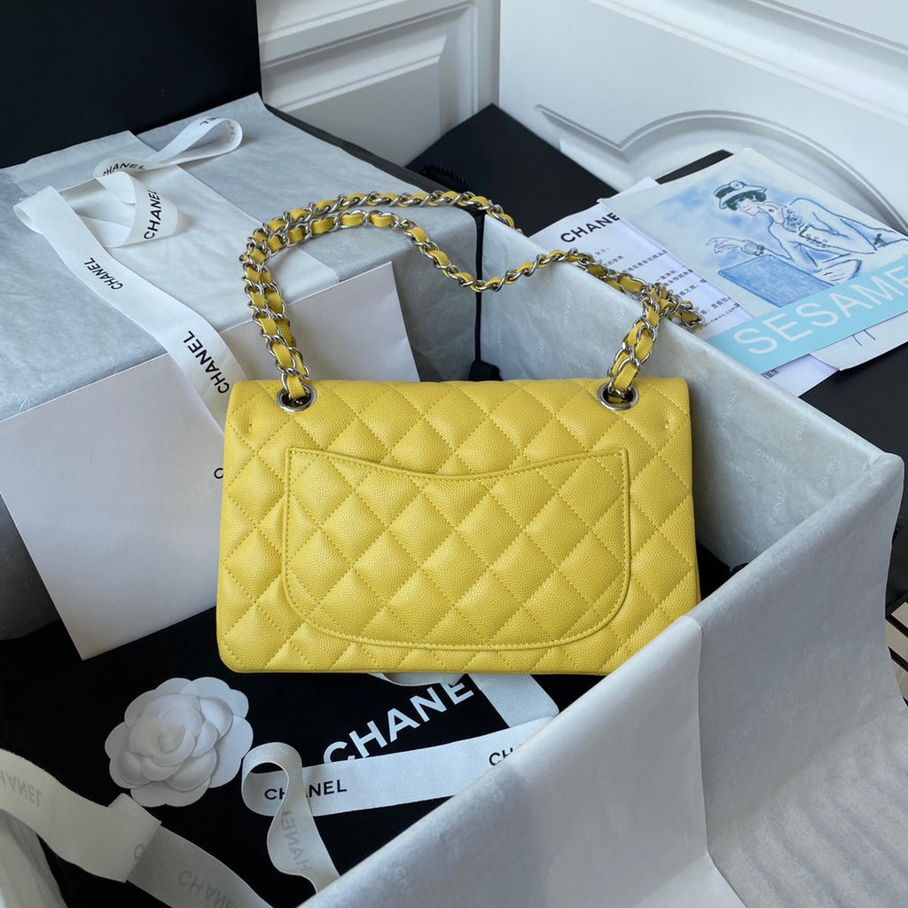 MEDIUM CLASSIC FLAP BAG 23CM YELLOW CAVIAR SILVER HARDWARE