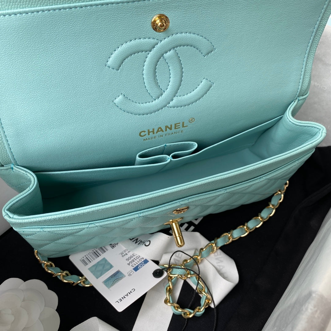 SAC À RABAT CLASSIQUE MOYEN 23 CM BLEU CIEL CAVIAR QUINCAILLERIE OR 