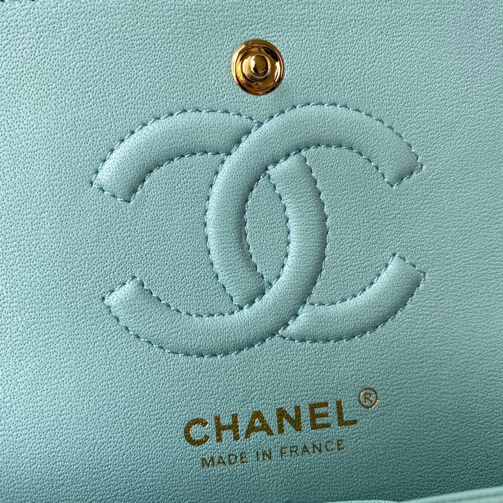 SAC À RABAT CLASSIQUE MOYEN 23 CM BLEU CIEL CAVIAR QUINCAILLERIE OR 