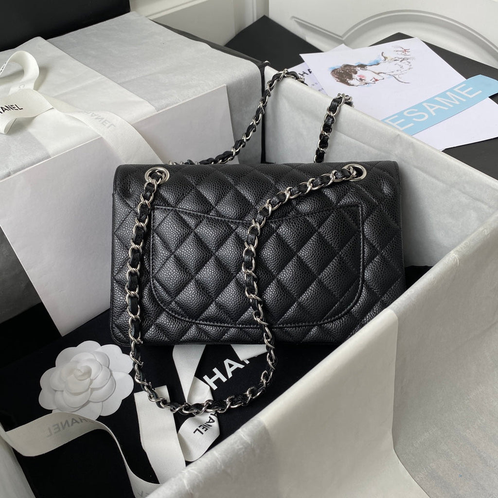 SAC À RABAT CLASSIQUE MOYEN 23 CM NOIR CAVIAR QUINCAILLERIE ARGENTÉE 