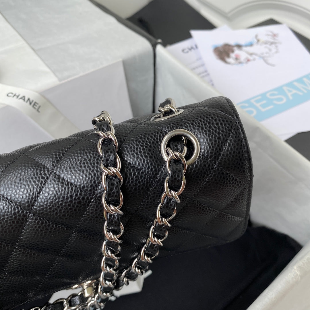 MEDIUM CLASSIC FLAP BAG 23CM BLACK CAVIAR SILVER HARDWARE