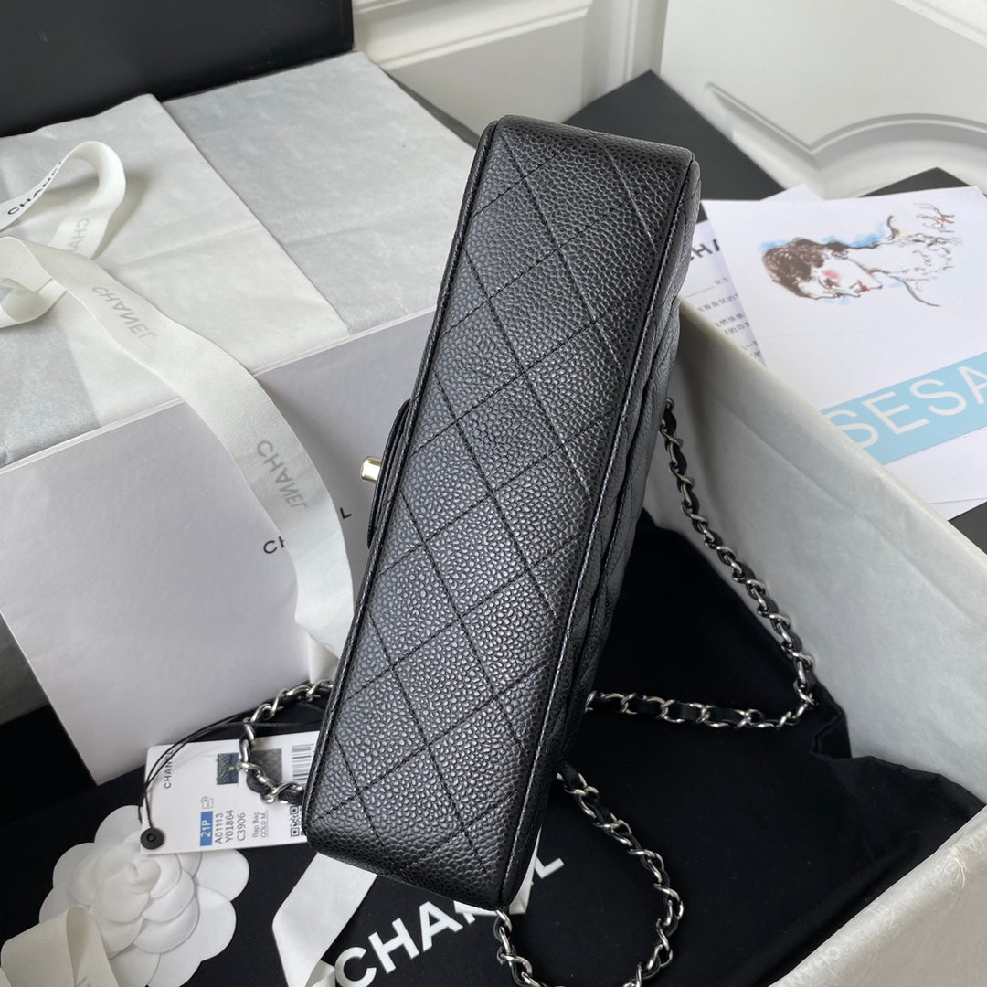 SAC À RABAT CLASSIQUE MOYEN 23 CM NOIR CAVIAR QUINCAILLERIE ARGENTÉE 